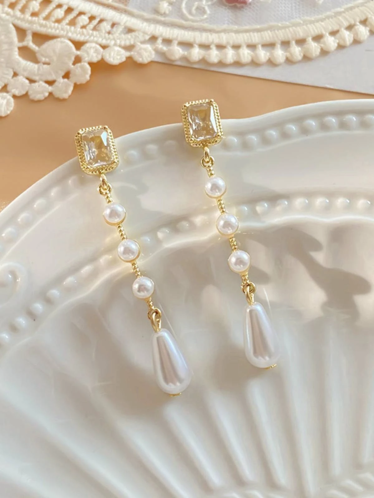 Retro White Long Pearls Earrings - Image 2